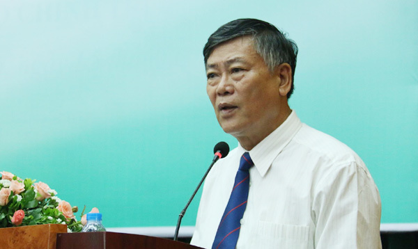 “Thế hệ cúi đầu” và nỗi lo sách giáo khoa thống trị