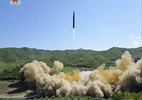 Lộ ảnh hậu trường Triều Tiên thử tên lửa liên lục địa