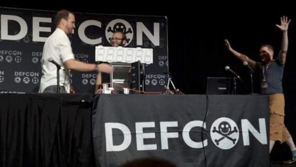 Khán giả sững sờ xem robot trổ tài mở két sắt cực