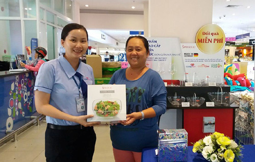 Khách hàng Co.opmart háo hức đổi quà sang miễn phí