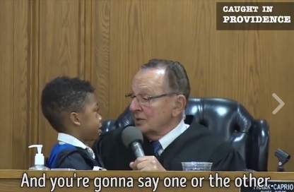 Câu trả lời trung thực của cậu bé khiến vị thẩm phán sững sờ