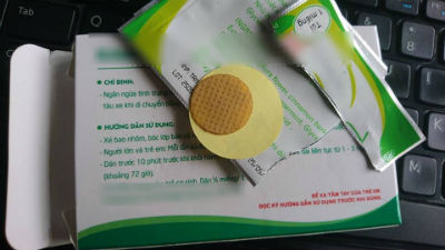 Trẻ hôn mê, loạn tri giác vì miếng dán chống say tàu xe