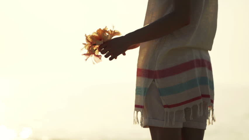 Chán vợ 'cành cao', chồng ngã vào tay cô giáo trẻ