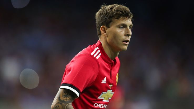 Mourinho vỗ về Lindelof, Conte dễ bay ghế