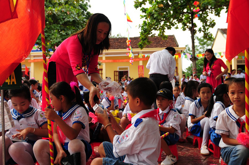 Thầy cô tự nguyện ‘ôm thêm việc’ lo sữa học đường