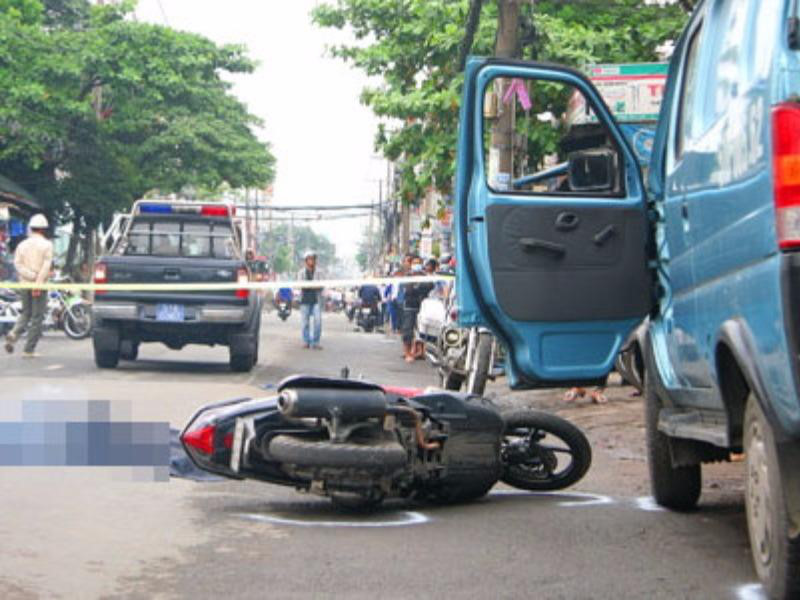 Mở cửa xe bất cẩn gây tai nạn bị xử phạt thế nào?