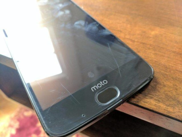 Smartphone màn hình 'không thể vỡ' xước nham nhở vì móng tay