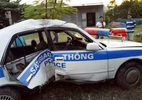 Xe cảnh sát giao thông lật nhào khi truy đuổi tội phạm