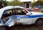 Xe cảnh sát giao thông lật nhào khi truy đuổi tội phạm