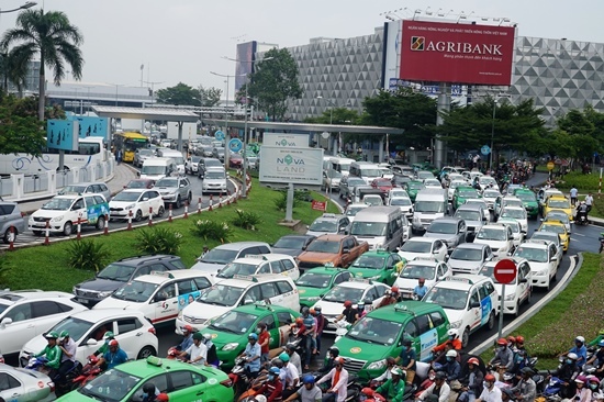 Đầu tư công trình quanh Tân Sơn Nhất chỉ giải cứu kẹt vài năm