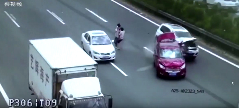Bế con băng qua đường, cặp vợ chồng gây tai nạn liên hoàn trên cao tốc