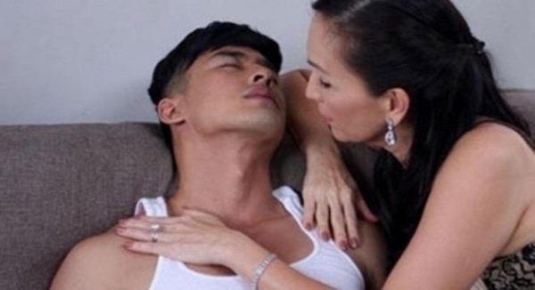 Lên HN làm ăn, chồng cưới đại gia rồi gửi nhiều tiền về cho vợ