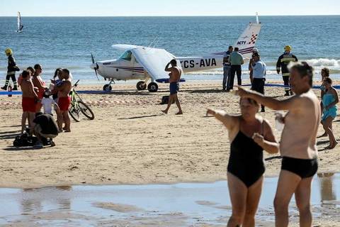 Máy bay hạ cánh khẩn cấp xuống bãi biển, du khách tắm nắng thiệt mạng