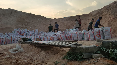 Dỡ đồi đem bán 'vàng trắng'