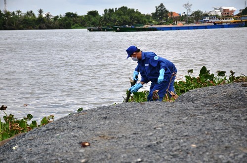 Xác nam thanh niên lõa thể nổi trên sông Sài Gòn