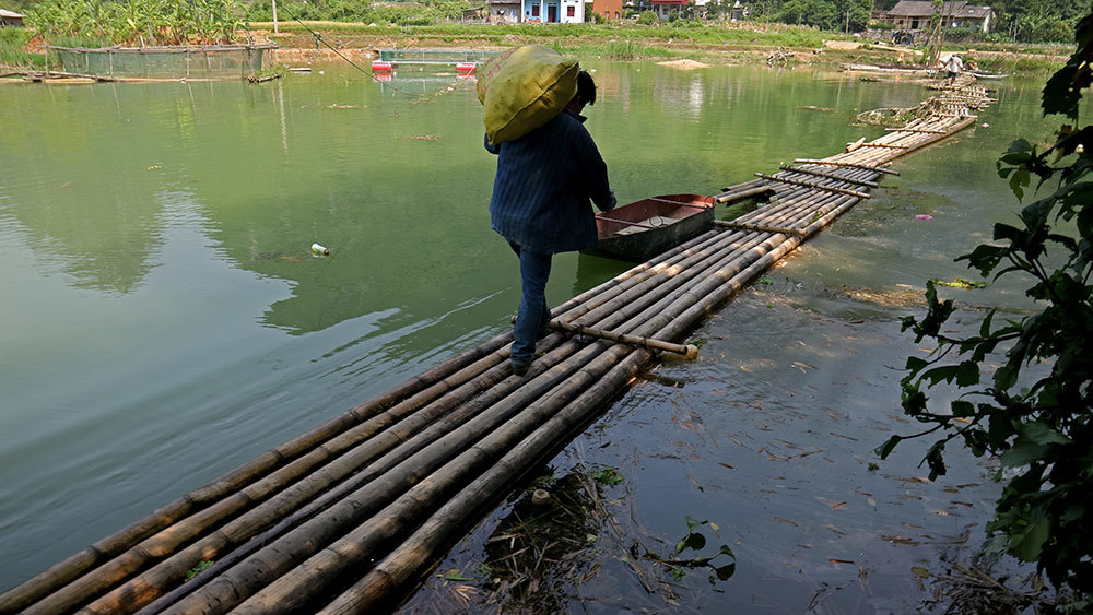 Lạng Sơn: Thót tim qua sông trên cầu phao tre nứa mong manh