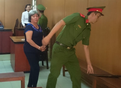 Chở bé gái đi bán dâm, lão bà lãnh án nặng
