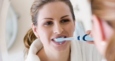 Đánh răng, rửa bát cũng làm hỏng cột sống vì lý do này