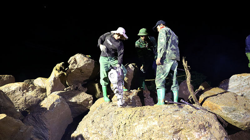 Yên Bái: Phá đá xuyên đêm tìm người bị lũ cuốn