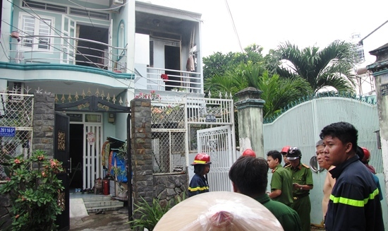 Nhà cháy rực lửa, cô gái trẻ liều mình nhảy từ tầng 2 xuống đất