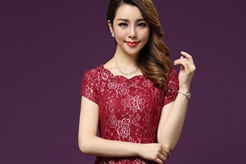 Đồ ren - xu hướng thời trang công sở dành cho phụ nữ trung niên