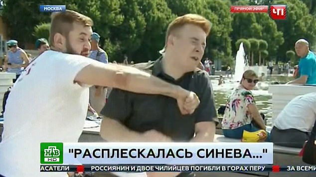 Phóng viên Nga bị đấm lệch mặt khi đang lên sóng trực tiếp