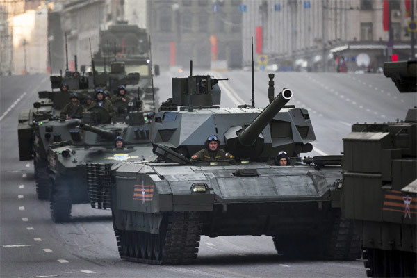 Putin điều đoàn xe tăng lừng danh tới biên giới NATO