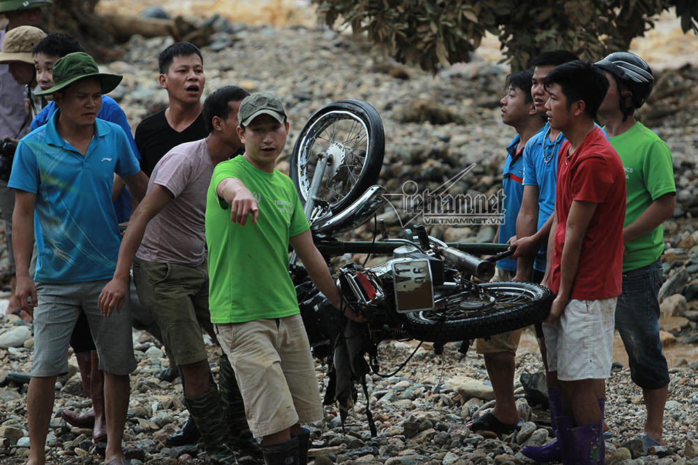 Loạt xe máy biến dạng ngoi lên từ bùn lầy sau lũ