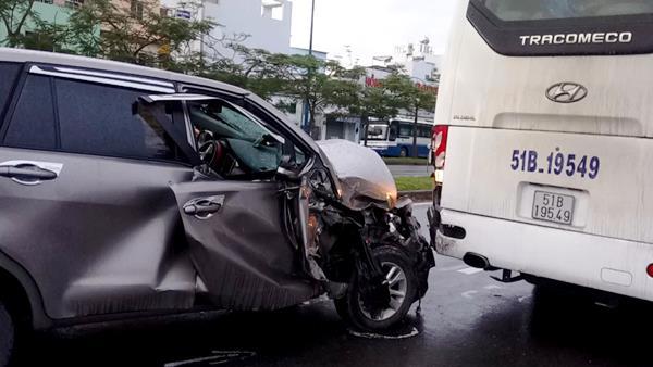 Đâm đuôi xe khách, ô tô 4 chỗ nát bươm trên đại lộ ở Sài Gòn