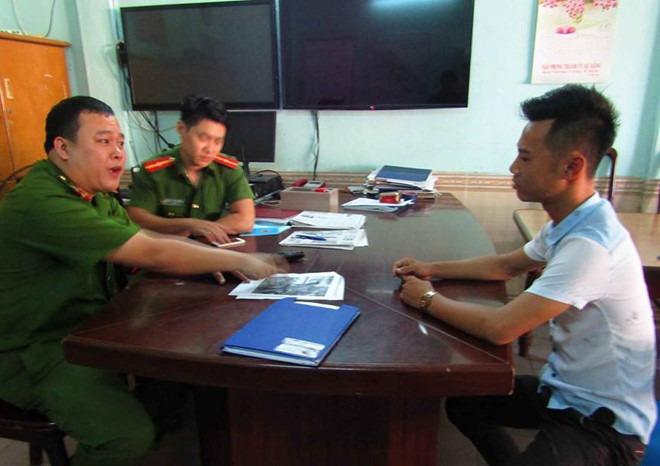 Đánh đôi giày cho khách nam thanh niên 'chặt chém' 300.000 đồng