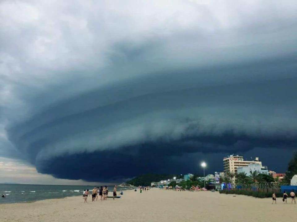 Thực hư đám mây lạ như 'nuốt chửng' biển Sầm Sơn, Thanh Hóa