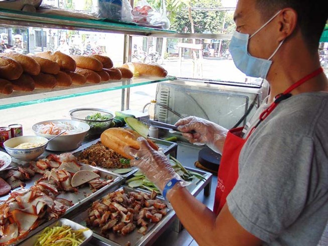 Bán bánh mì, trà đá: Phạt một lần, sợ đến già