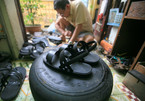 Người đàn ông gần 80 tuổi làm dép cao su độc nhất ở Hà Nội