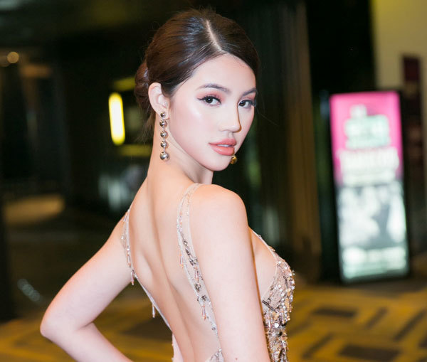 Hoa hậu 'Hội con nhà giàu' diện váy xuyên thấu khoe thân hình nóng bóng