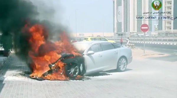 UAE 'nóng như chảo rang', ô tô tự bốc cháy