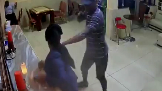 10 clip 'nóng': Cướp rút súng uy hiếp nữ khách, vét sạch nhà hàng