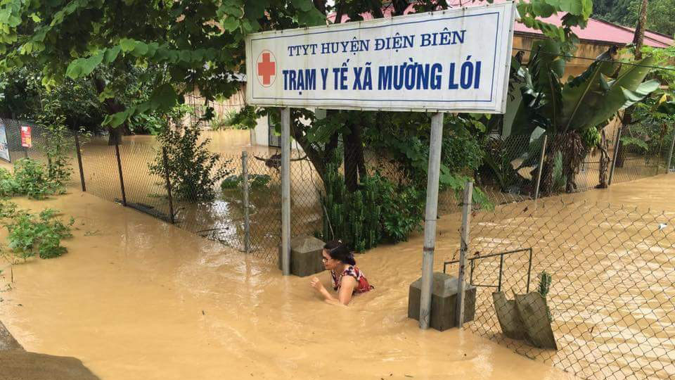 Lũ ống đổ về, nước ngập gần lút đầu người ở Điện Biên