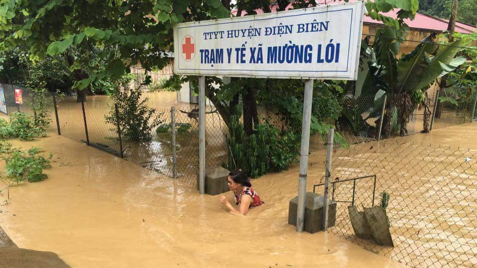 Lũ ống đổ về, nước ngập gần lút đầu người ở Điện Biên