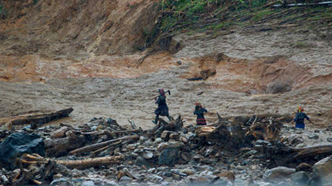 Sau tiếng gầm gào, cả bản nghèo nghe mưa là tháo chạy