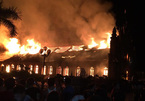 Nhà thờ 130 tuổi cháy rừng rực trong đêm