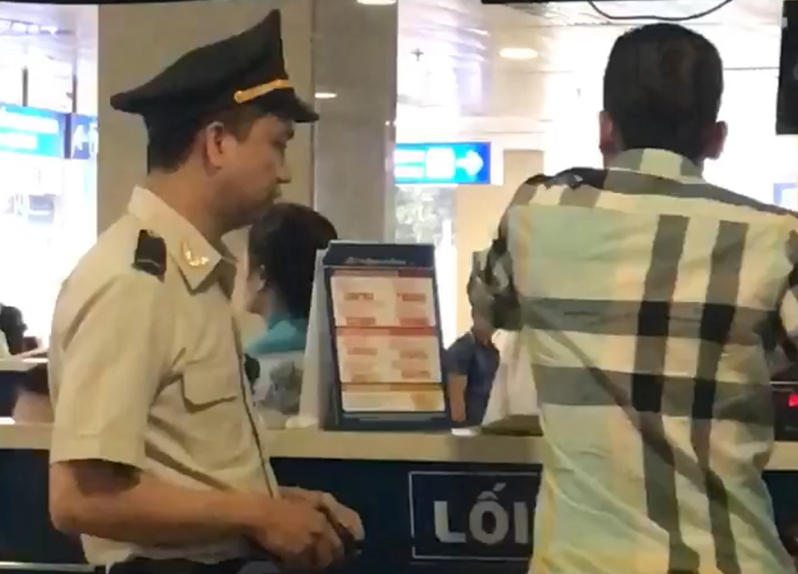 Vì sao khách lăng mạ nhân viên hàng không vẫn được lên máy bay?