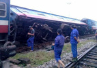 Tàu hỏa chở khách bị trật bánh ở Hà Nội
