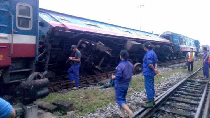 Tàu hỏa chở khách bị trật bánh ở Hà Nội