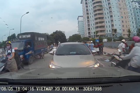 Toyota bị ép chạy lùi vì đi ngược chiều ở Hà Nội