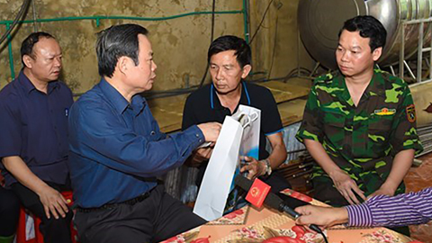 Phó Chủ tịch Quốc hội thăm hỏi bà con vùng lũ Mù Cang Chải