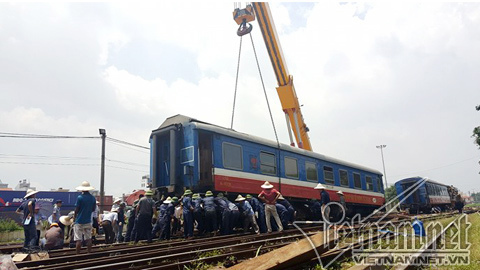 Hà Nội: Hiện trường cẩu tàu hỏa trật bánh ở ga Yên Viên