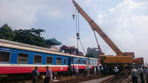 Cẩu toa tàu bị trật bánh ở ga Yên Viên