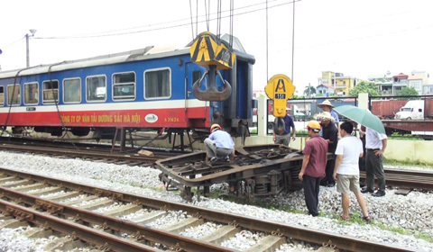 tàu hỏa trật bánh