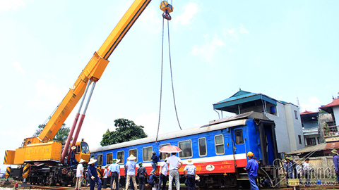 Tàu trật bánh 2 lần 1 chỗ, huy động cả trăm người giải cứu