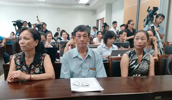 Bé bị bạo hành, bỏ lại BV: Bà nội muốn thử ADN